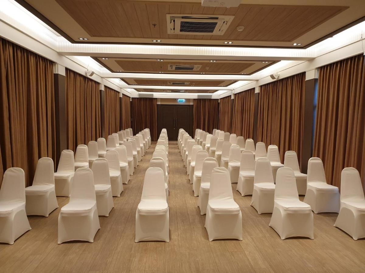Swan Lake Hotel Sattahip Exterior photo