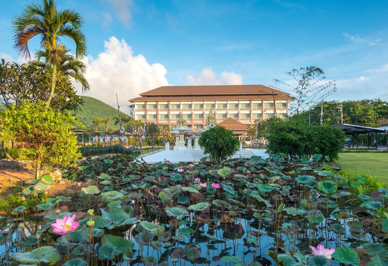 Swan Lake Hotel Sattahip Exterior photo
